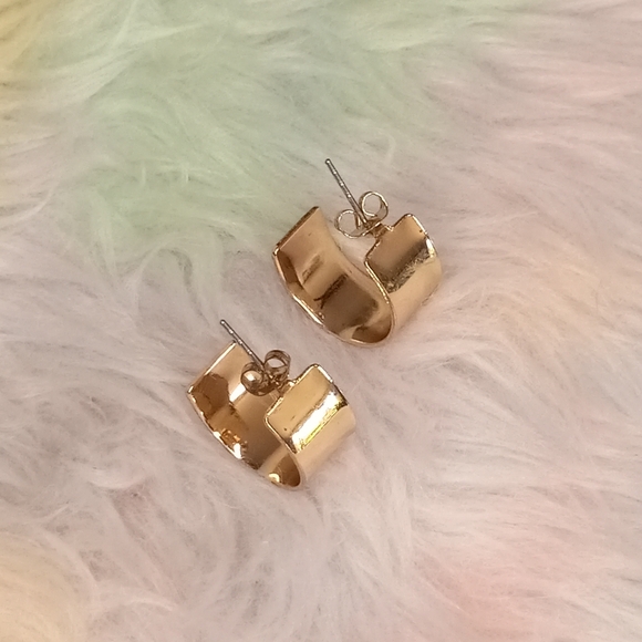 a new day Gold Hoop Earrings EUC - Picture 3 of 5